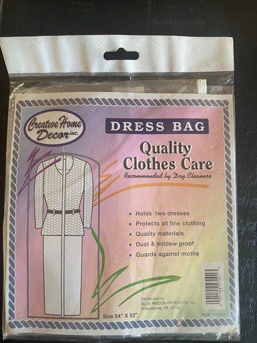 Garment bag with zipper